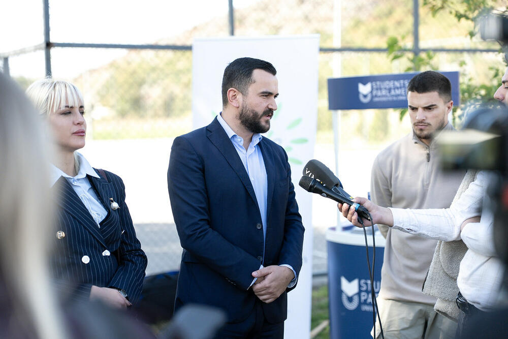<p>Projekat "Stablo znanja" treću godinu zaredom realizuju Studentski parlament Univerziteta Crne Gore (SPUCG), Univerzitet Crne Gore, Agencija za zaštitu životne sredine, uz logističku podršku gradskog preduzeća DOO Zelenilo Podgorica</p>