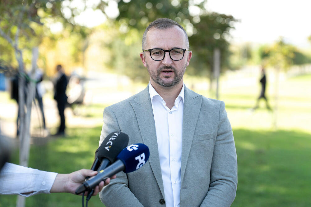 <p>Projekat "Stablo znanja" treću godinu zaredom realizuju Studentski parlament Univerziteta Crne Gore (SPUCG), Univerzitet Crne Gore, Agencija za zaštitu životne sredine, uz logističku podršku gradskog preduzeća DOO Zelenilo Podgorica</p>