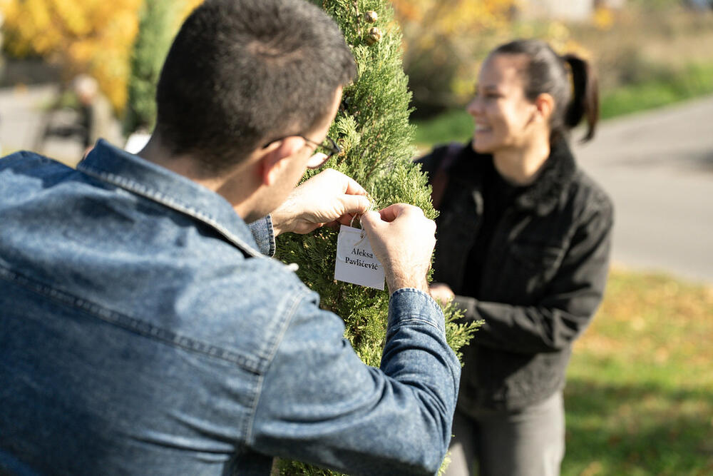 <p>Projekat "Stablo znanja" treću godinu zaredom realizuju Studentski parlament Univerziteta Crne Gore (SPUCG), Univerzitet Crne Gore, Agencija za zaštitu životne sredine, uz logističku podršku gradskog preduzeća DOO Zelenilo Podgorica</p>