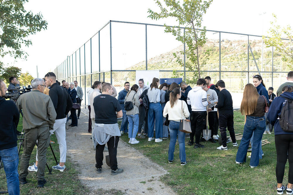 <p>Projekat "Stablo znanja" treću godinu zaredom realizuju Studentski parlament Univerziteta Crne Gore (SPUCG), Univerzitet Crne Gore, Agencija za zaštitu životne sredine, uz logističku podršku gradskog preduzeća DOO Zelenilo Podgorica</p>