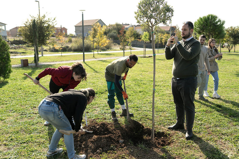 <p>Projekat "Stablo znanja" treću godinu zaredom realizuju Studentski parlament Univerziteta Crne Gore (SPUCG), Univerzitet Crne Gore, Agencija za zaštitu životne sredine, uz logističku podršku gradskog preduzeća DOO Zelenilo Podgorica</p>