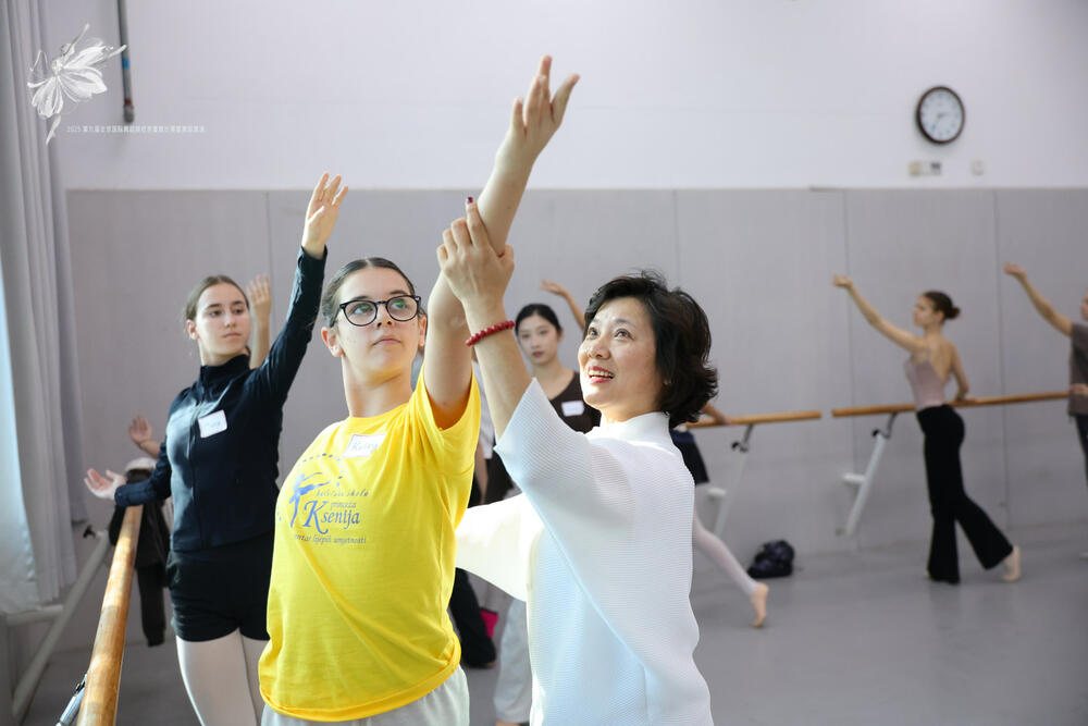 <p>U okviru međunarodnog događaja "The Beauty of Harmony" u organizaciji World Dance Education Alliance i Beijing Dance Academy, učenice škole predstavile se koreografijom profesora Ivana Salonskog i učestvovale na masterklasovima kineskih i svjetskih pedagoga</p>