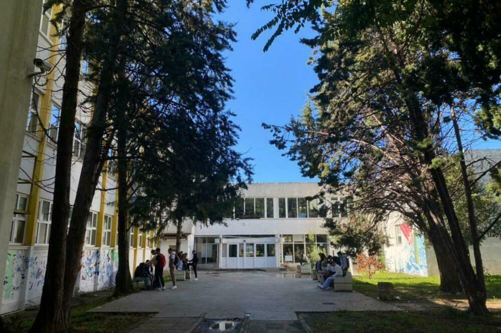 Đaci pare nosili razrednim starješinama: barska Gimnazija &ldquo;Niko Rolović&rdquo;, Foto: Marija Pešić