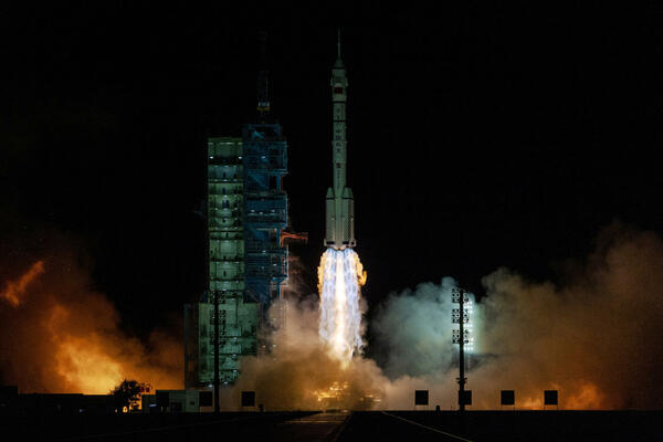 Letjelica sa kineskim astronautima krenula ka svemirskoj stanici...