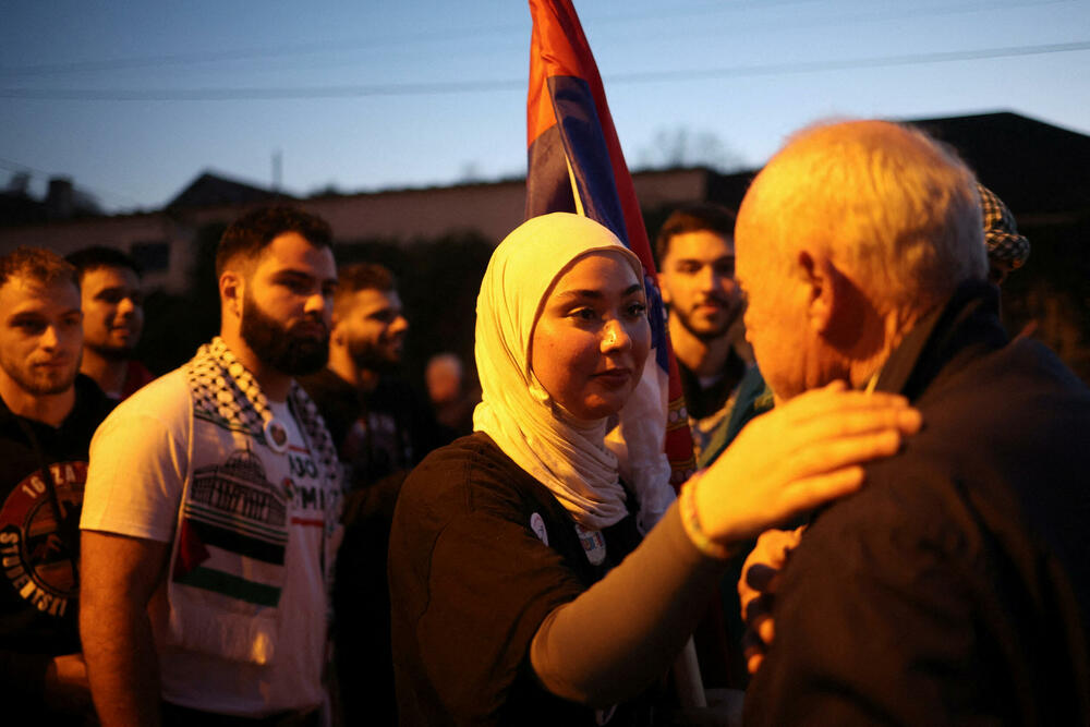 <p>Desetine hiljada Novosađana dočekuju grupe studenata koji stižu pješice iz Novog Pazara, Subotice, Zrenjanina, Vršca, Bačke Palanke, Rume, Bogatića i Šapca, kao i najdužu kolonu od nekoliko hiljada studenata iz Beograda</p>