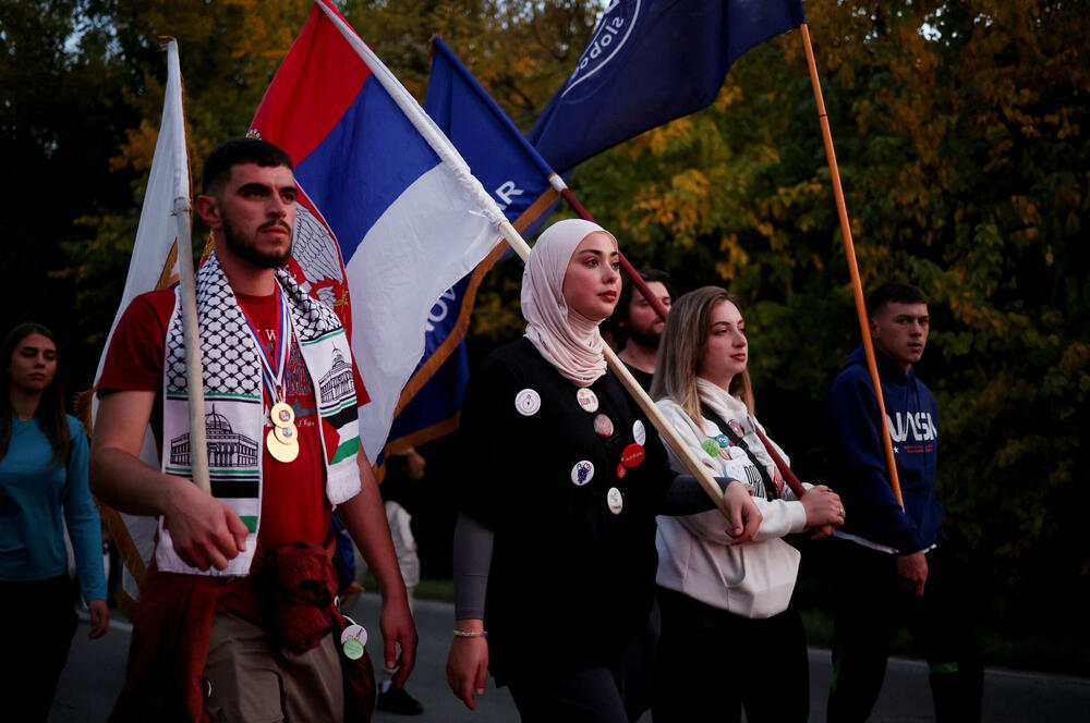 <p>Desetine hiljada Novosađana dočekuju grupe studenata koji stižu pješice iz Novog Pazara, Subotice, Zrenjanina, Vršca, Bačke Palanke, Rume, Bogatića i Šapca, kao i najdužu kolonu od nekoliko hiljada studenata iz Beograda</p>