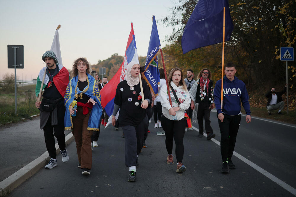 <p>Desetine hiljada Novosađana dočekuju grupe studenata koji stižu pješice iz Novog Pazara, Subotice, Zrenjanina, Vršca, Bačke Palanke, Rume, Bogatića i Šapca, kao i najdužu kolonu od nekoliko hiljada studenata iz Beograda</p>