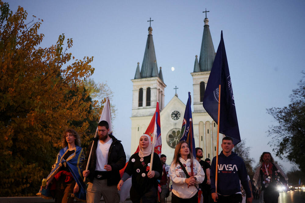 <p>Desetine hiljada Novosađana dočekuju grupe studenata koji stižu pješice iz Novog Pazara, Subotice, Zrenjanina, Vršca, Bačke Palanke, Rume, Bogatića i Šapca, kao i najdužu kolonu od nekoliko hiljada studenata iz Beograda</p>