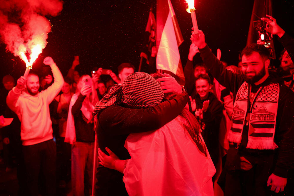 <p>Desetine hiljada Novosađana dočekuju grupe studenata koji stižu pješice iz Novog Pazara, Subotice, Zrenjanina, Vršca, Bačke Palanke, Rume, Bogatića i Šapca, kao i najdužu kolonu od nekoliko hiljada studenata iz Beograda</p>