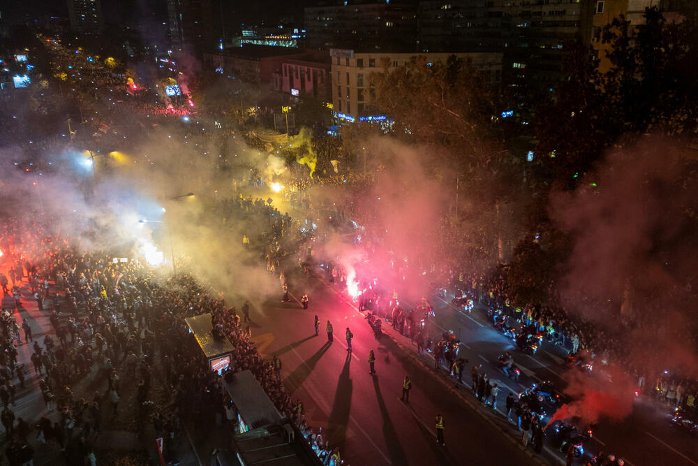 <p>Desetine hiljada Novosađana dočekuju grupe studenata koji stižu pješice iz Novog Pazara, Subotice, Zrenjanina, Vršca, Bačke Palanke, Rume, Bogatića i Šapca, kao i najdužu kolonu od nekoliko hiljada studenata iz Beograda</p>