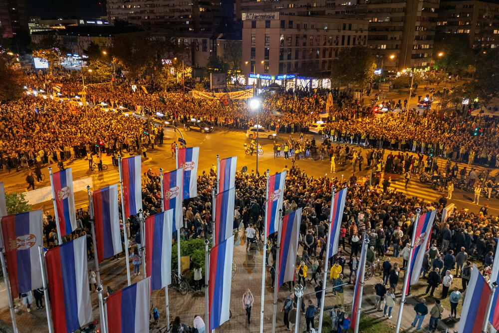 <p>Desetine hiljada Novosađana dočekuju grupe studenata koji stižu pješice iz Novog Pazara, Subotice, Zrenjanina, Vršca, Bačke Palanke, Rume, Bogatića i Šapca, kao i najdužu kolonu od nekoliko hiljada studenata iz Beograda</p>