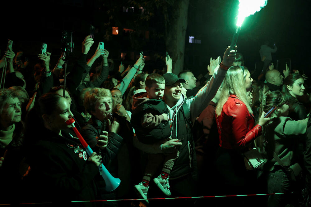 <p>Desetine hiljada Novosađana dočekuju grupe studenata koji stižu pješice iz Novog Pazara, Subotice, Zrenjanina, Vršca, Bačke Palanke, Rume, Bogatića i Šapca, kao i najdužu kolonu od nekoliko hiljada studenata iz Beograda</p>