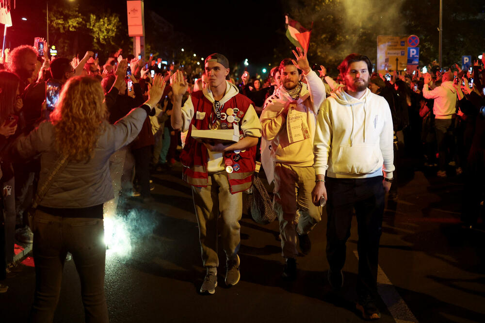 <p>Desetine hiljada Novosađana dočekuju grupe studenata koji stižu pješice iz Novog Pazara, Subotice, Zrenjanina, Vršca, Bačke Palanke, Rume, Bogatića i Šapca, kao i najdužu kolonu od nekoliko hiljada studenata iz Beograda</p>