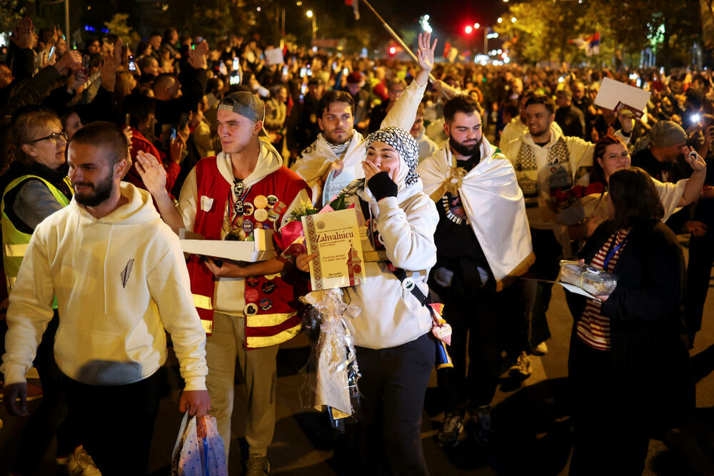<p>Desetine hiljada Novosađana dočekuju grupe studenata koji stižu pješice iz Novog Pazara, Subotice, Zrenjanina, Vršca, Bačke Palanke, Rume, Bogatića i Šapca, kao i najdužu kolonu od nekoliko hiljada studenata iz Beograda</p>