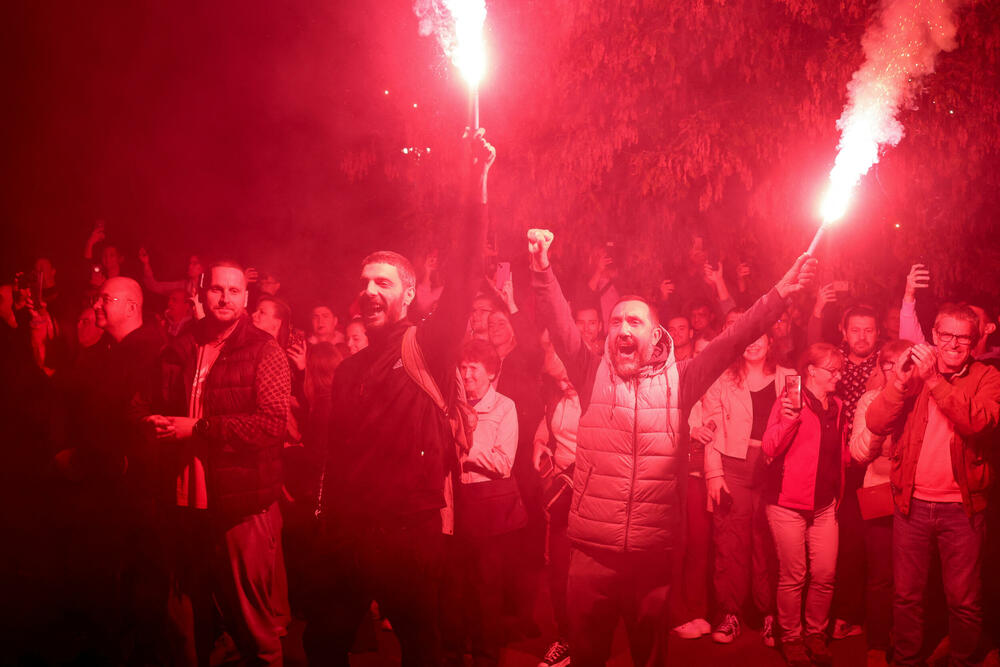 <p>Desetine hiljada Novosađana dočekuju grupe studenata koji stižu pješice iz Novog Pazara, Subotice, Zrenjanina, Vršca, Bačke Palanke, Rume, Bogatića i Šapca, kao i najdužu kolonu od nekoliko hiljada studenata iz Beograda</p>