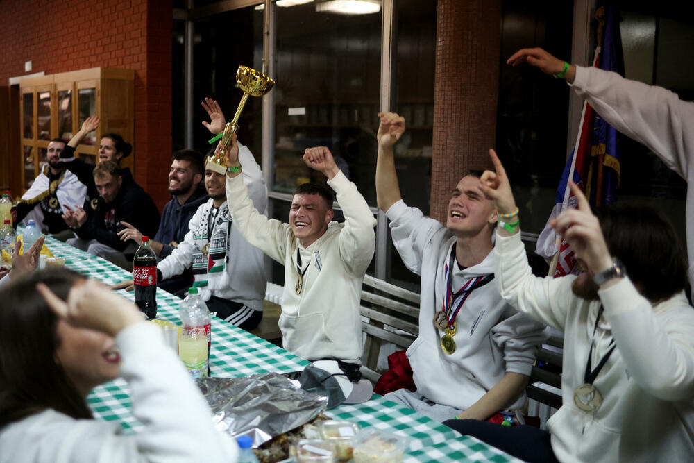 <p>Desetine hiljada Novosađana dočekuju grupe studenata koji stižu pješice iz Novog Pazara, Subotice, Zrenjanina, Vršca, Bačke Palanke, Rume, Bogatića i Šapca, kao i najdužu kolonu od nekoliko hiljada studenata iz Beograda</p>
