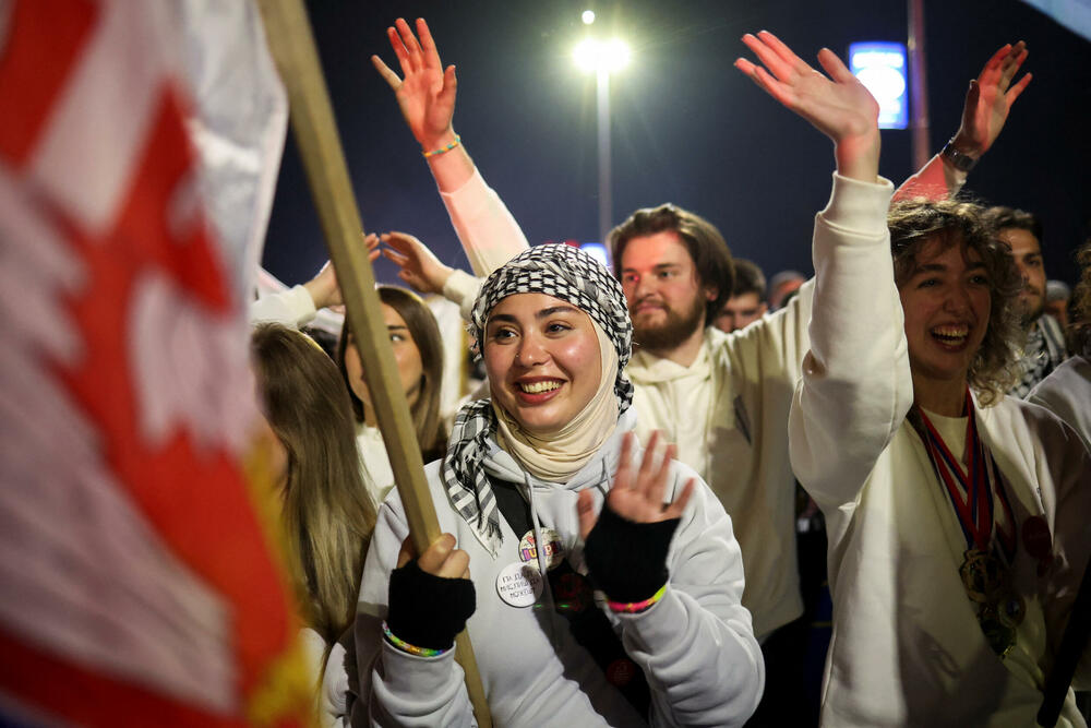 <p>Desetine hiljada Novosađana dočekuju grupe studenata koji stižu pješice iz Novog Pazara, Subotice, Zrenjanina, Vršca, Bačke Palanke, Rume, Bogatića i Šapca, kao i najdužu kolonu od nekoliko hiljada studenata iz Beograda</p>