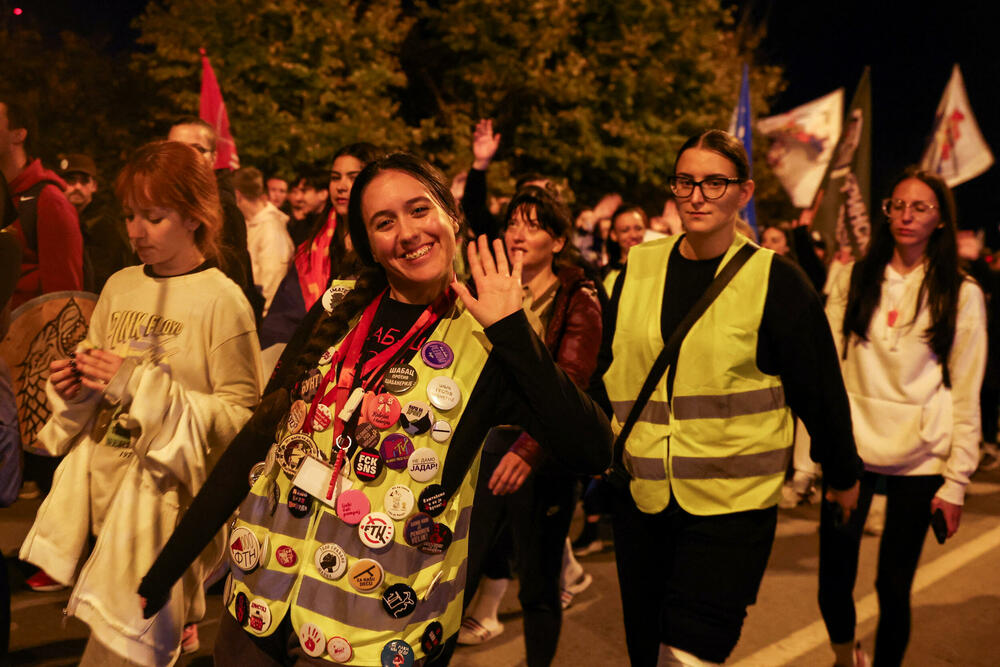 <p>Desetine hiljada Novosađana dočekuju grupe studenata koji stižu pješice iz Novog Pazara, Subotice, Zrenjanina, Vršca, Bačke Palanke, Rume, Bogatića i Šapca, kao i najdužu kolonu od nekoliko hiljada studenata iz Beograda</p>