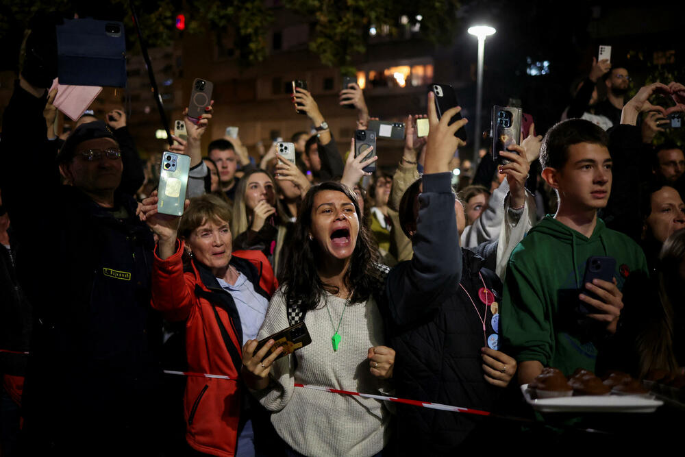 <p>Desetine hiljada Novosađana dočekuju grupe studenata koji stižu pješice iz Novog Pazara, Subotice, Zrenjanina, Vršca, Bačke Palanke, Rume, Bogatića i Šapca, kao i najdužu kolonu od nekoliko hiljada studenata iz Beograda</p>