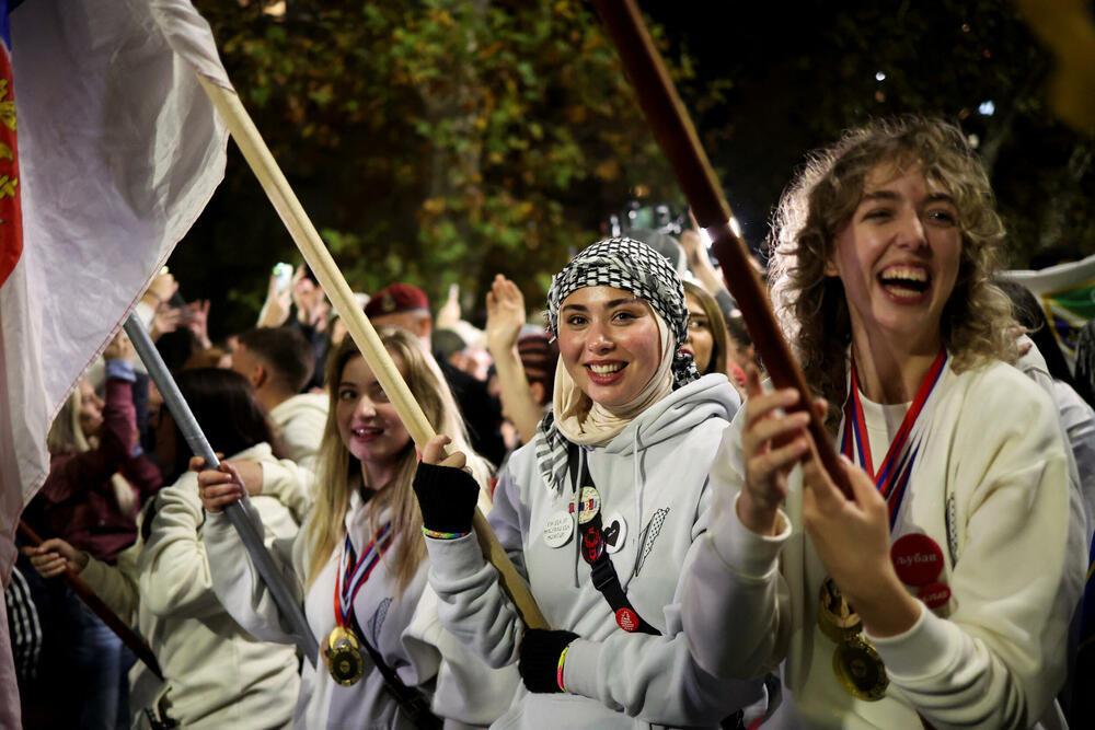 <p>Desetine hiljada Novosađana dočekuju grupe studenata koji stižu pješice iz Novog Pazara, Subotice, Zrenjanina, Vršca, Bačke Palanke, Rume, Bogatića i Šapca, kao i najdužu kolonu od nekoliko hiljada studenata iz Beograda</p>
