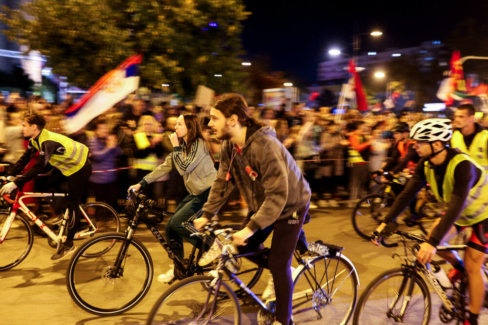 <p>Desetine hiljada Novosađana dočekuju grupe studenata koji stižu pješice iz Novog Pazara, Subotice, Zrenjanina, Vršca, Bačke Palanke, Rume, Bogatića i Šapca, kao i najdužu kolonu od nekoliko hiljada studenata iz Beograda</p>