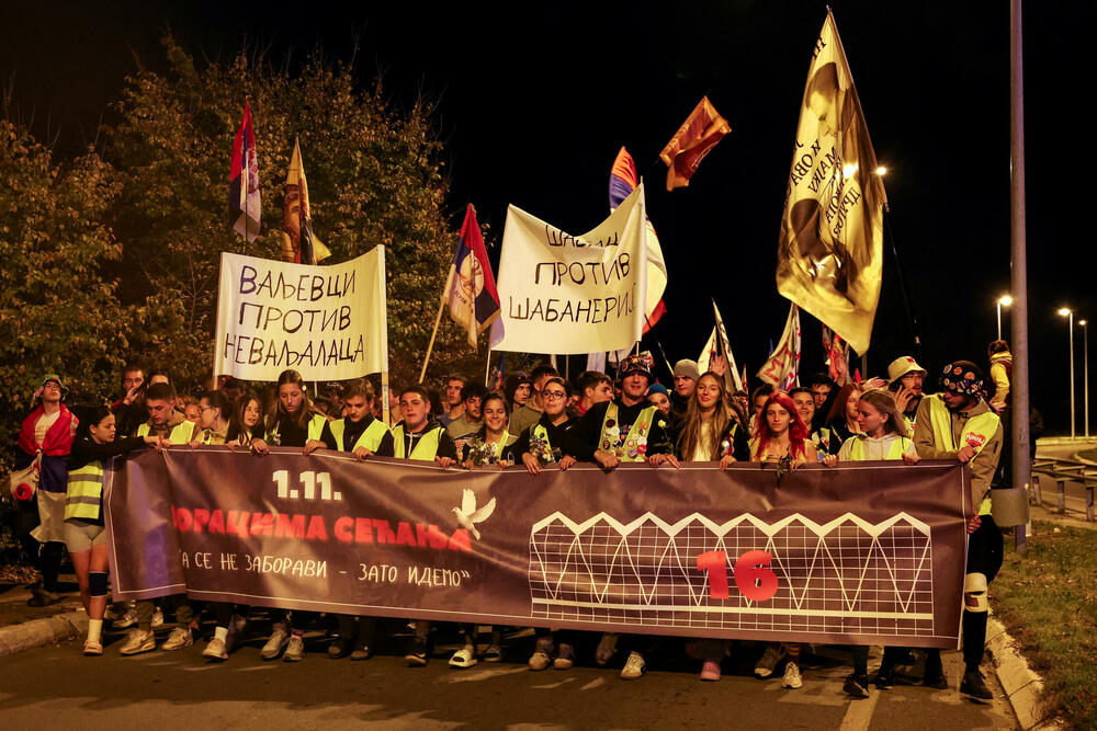 <p>Desetine hiljada Novosađana dočekuju grupe studenata koji stižu pješice iz Novog Pazara, Subotice, Zrenjanina, Vršca, Bačke Palanke, Rume, Bogatića i Šapca, kao i najdužu kolonu od nekoliko hiljada studenata iz Beograda</p>