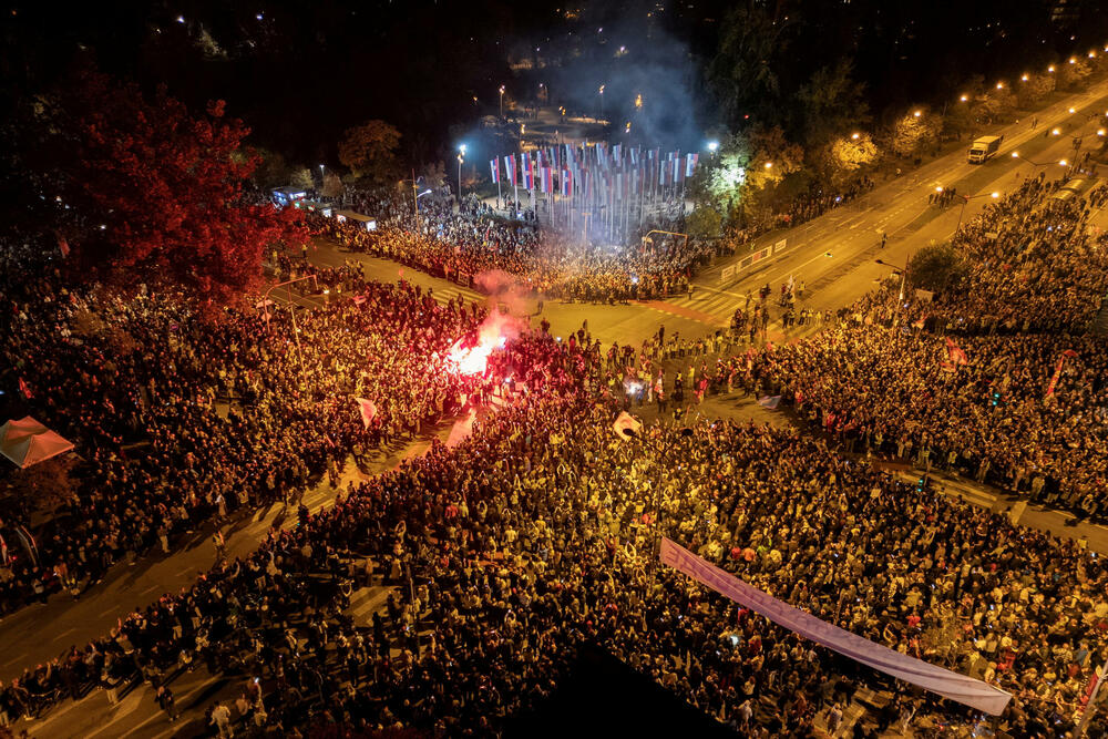 <p>Desetine hiljada Novosađana dočekuju grupe studenata koji stižu pješice iz Novog Pazara, Subotice, Zrenjanina, Vršca, Bačke Palanke, Rume, Bogatića i Šapca, kao i najdužu kolonu od nekoliko hiljada studenata iz Beograda</p>