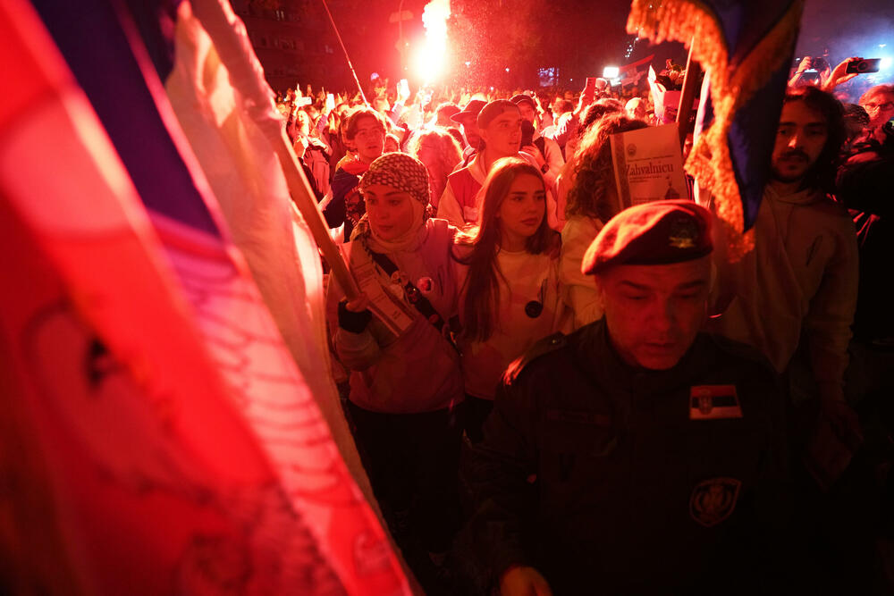 <p>Desetine hiljada Novosađana dočekuju grupe studenata koji stižu pješice iz Novog Pazara, Subotice, Zrenjanina, Vršca, Bačke Palanke, Rume, Bogatića i Šapca, kao i najdužu kolonu od nekoliko hiljada studenata iz Beograda</p>