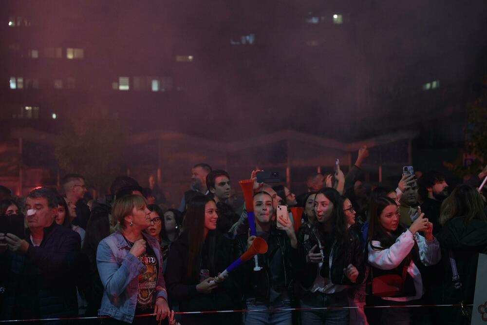 <p>Desetine hiljada Novosađana dočekuju grupe studenata koji stižu pješice iz Novog Pazara, Subotice, Zrenjanina, Vršca, Bačke Palanke, Rume, Bogatića i Šapca, kao i najdužu kolonu od nekoliko hiljada studenata iz Beograda</p>