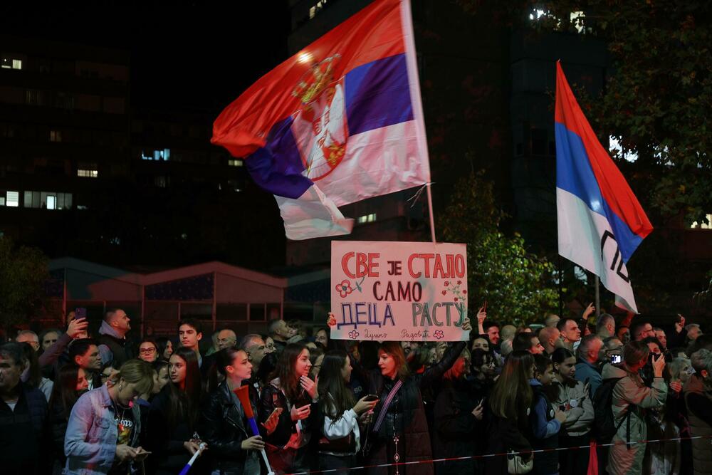 <p>Desetine hiljada Novosađana dočekuju grupe studenata koji stižu pješice iz Novog Pazara, Subotice, Zrenjanina, Vršca, Bačke Palanke, Rume, Bogatića i Šapca, kao i najdužu kolonu od nekoliko hiljada studenata iz Beograda</p>