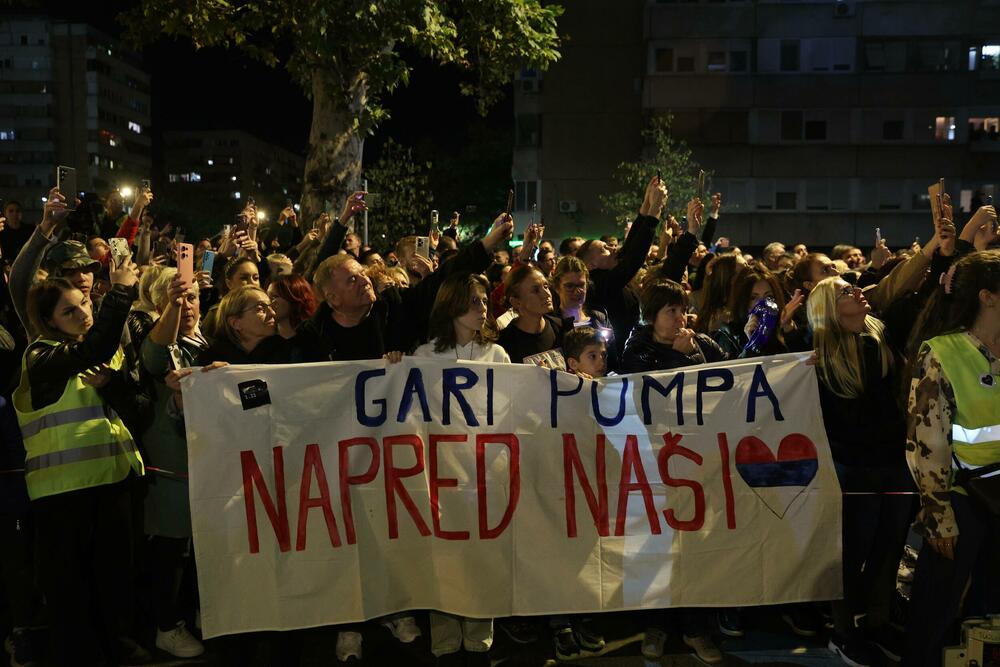 <p>Desetine hiljada Novosađana dočekuju grupe studenata koji stižu pješice iz Novog Pazara, Subotice, Zrenjanina, Vršca, Bačke Palanke, Rume, Bogatića i Šapca, kao i najdužu kolonu od nekoliko hiljada studenata iz Beograda</p>