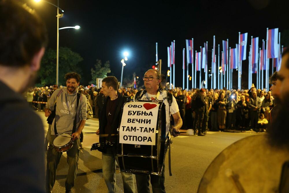<p>Desetine hiljada Novosađana dočekuju grupe studenata koji stižu pješice iz Novog Pazara, Subotice, Zrenjanina, Vršca, Bačke Palanke, Rume, Bogatića i Šapca, kao i najdužu kolonu od nekoliko hiljada studenata iz Beograda</p>