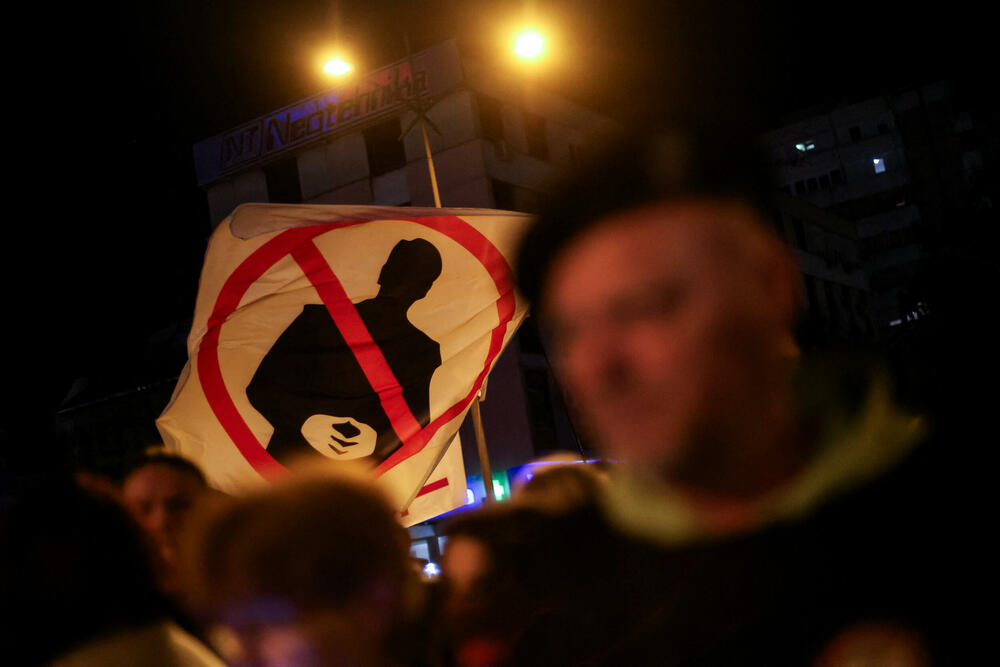 <p>Desetine hiljada Novosađana dočekuju grupe studenata koji stižu pješice iz Novog Pazara, Subotice, Zrenjanina, Vršca, Bačke Palanke, Rume, Bogatića i Šapca, kao i najdužu kolonu od nekoliko hiljada studenata iz Beograda</p>