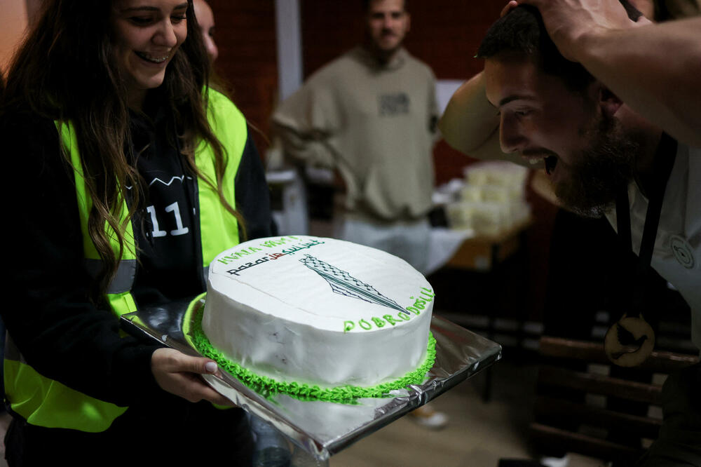 <p>Desetine hiljada Novosađana dočekuju grupe studenata koji stižu pješice iz Novog Pazara, Subotice, Zrenjanina, Vršca, Bačke Palanke, Rume, Bogatića i Šapca, kao i najdužu kolonu od nekoliko hiljada studenata iz Beograda</p>