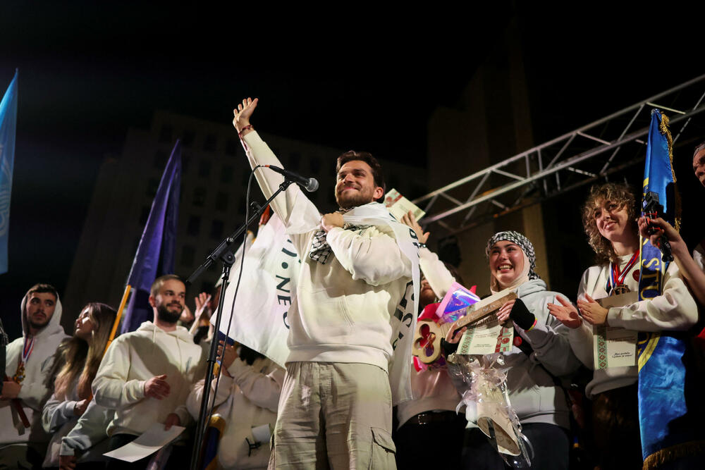 <p>Desetine hiljada Novosađana dočekuju grupe studenata koji stižu pješice iz Novog Pazara, Subotice, Zrenjanina, Vršca, Bačke Palanke, Rume, Bogatića i Šapca, kao i najdužu kolonu od nekoliko hiljada studenata iz Beograda</p>