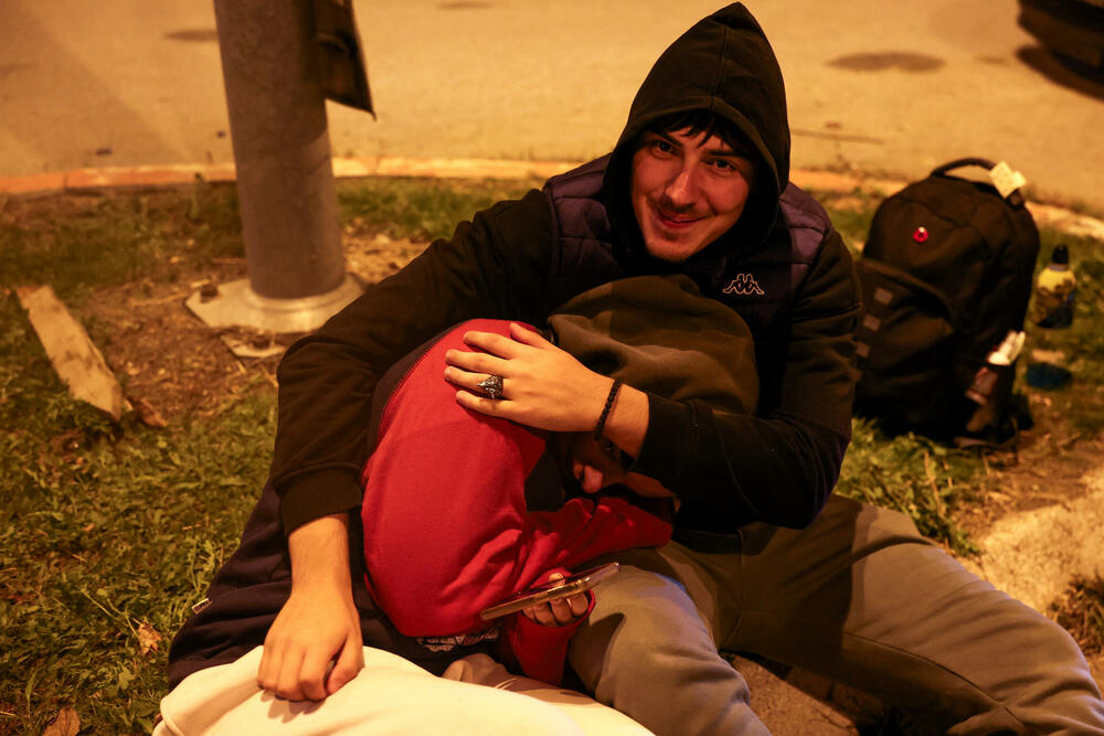 <p>Desetine hiljada Novosađana dočekuju grupe studenata koji stižu pješice iz Novog Pazara, Subotice, Zrenjanina, Vršca, Bačke Palanke, Rume, Bogatića i Šapca, kao i najdužu kolonu od nekoliko hiljada studenata iz Beograda</p>