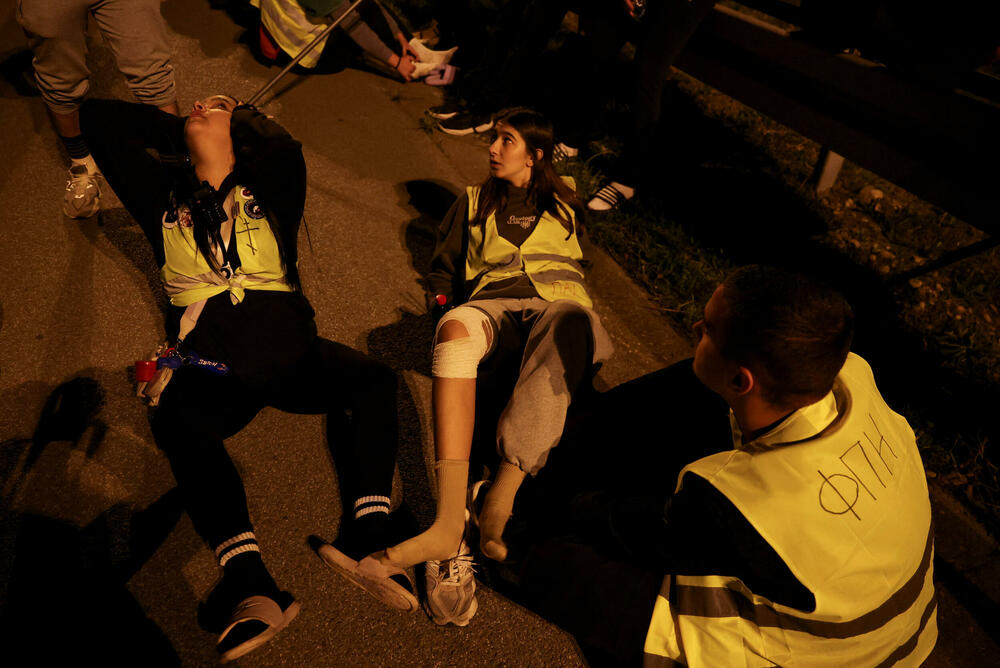 <p>Desetine hiljada Novosađana dočekuju grupe studenata koji stižu pješice iz Novog Pazara, Subotice, Zrenjanina, Vršca, Bačke Palanke, Rume, Bogatića i Šapca, kao i najdužu kolonu od nekoliko hiljada studenata iz Beograda</p>