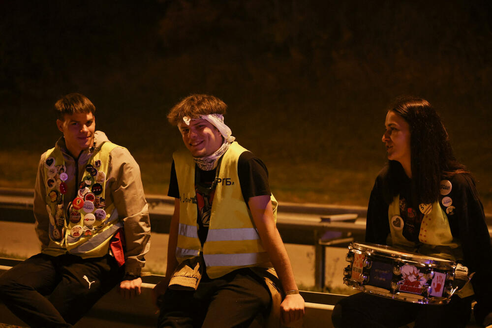 <p>Desetine hiljada Novosađana dočekuju grupe studenata koji stižu pješice iz Novog Pazara, Subotice, Zrenjanina, Vršca, Bačke Palanke, Rume, Bogatića i Šapca, kao i najdužu kolonu od nekoliko hiljada studenata iz Beograda</p>