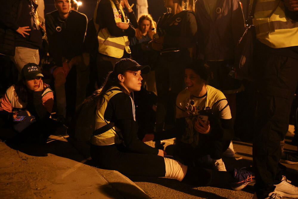 <p>Desetine hiljada Novosađana dočekuju grupe studenata koji stižu pješice iz Novog Pazara, Subotice, Zrenjanina, Vršca, Bačke Palanke, Rume, Bogatića i Šapca, kao i najdužu kolonu od nekoliko hiljada studenata iz Beograda</p>