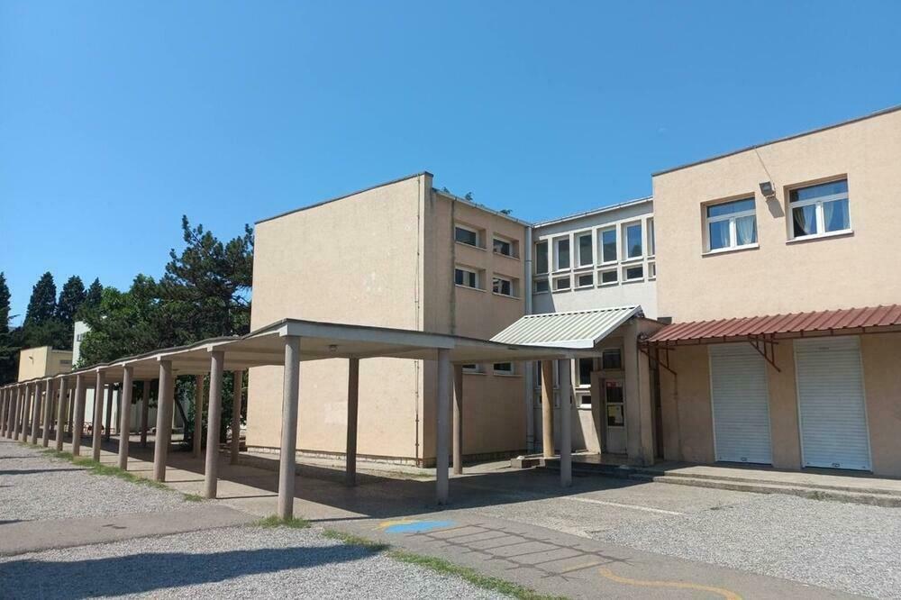 V podgoriški šoli odrasla oseba udarila učenca med odmorom