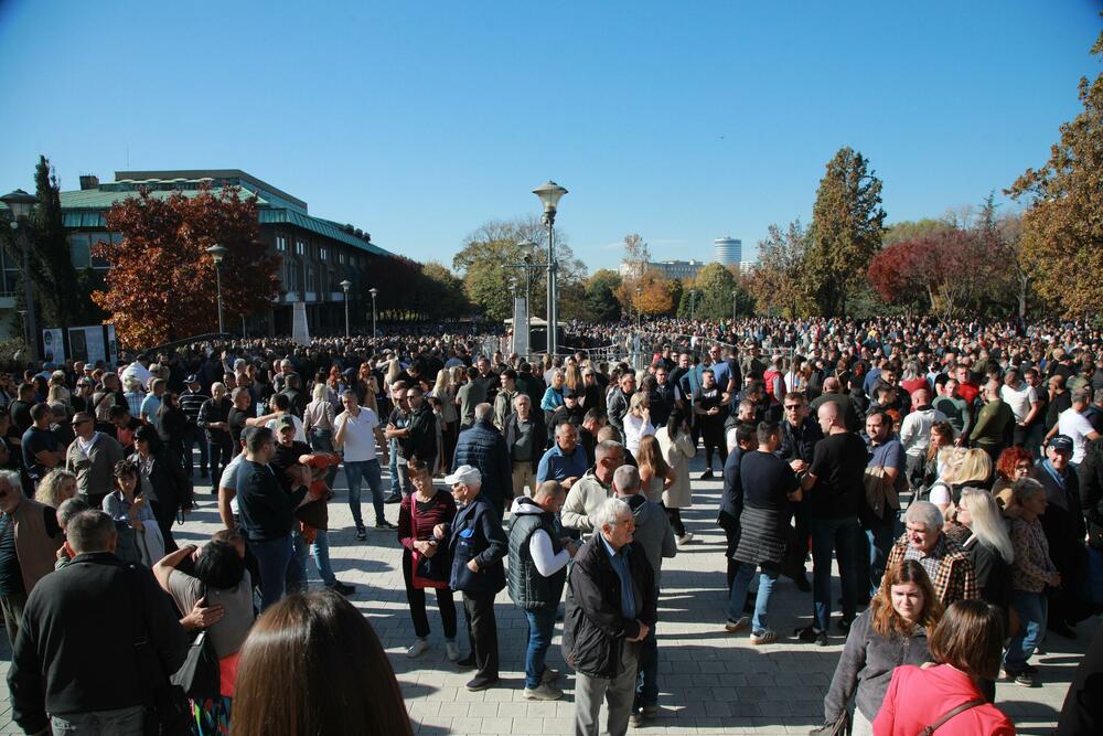 <p>Patrijarh SPC služio parastos za stradale u padu nadstrešnice na novosadskoj željezničkoj stanici</p>