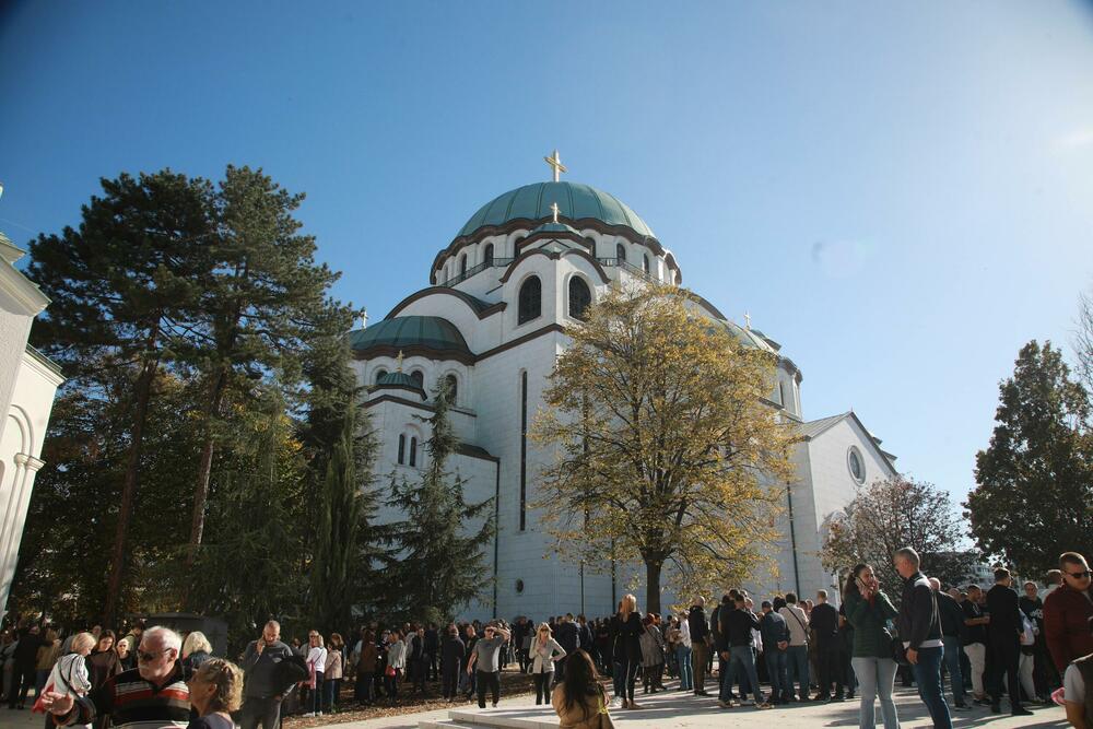 <p>Patrijarh SPC služio parastos za stradale u padu nadstrešnice na novosadskoj željezničkoj stanici</p>
