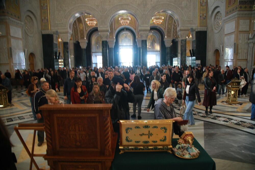 <p>Patrijarh SPC služio parastos za stradale u padu nadstrešnice na novosadskoj željezničkoj stanici</p>