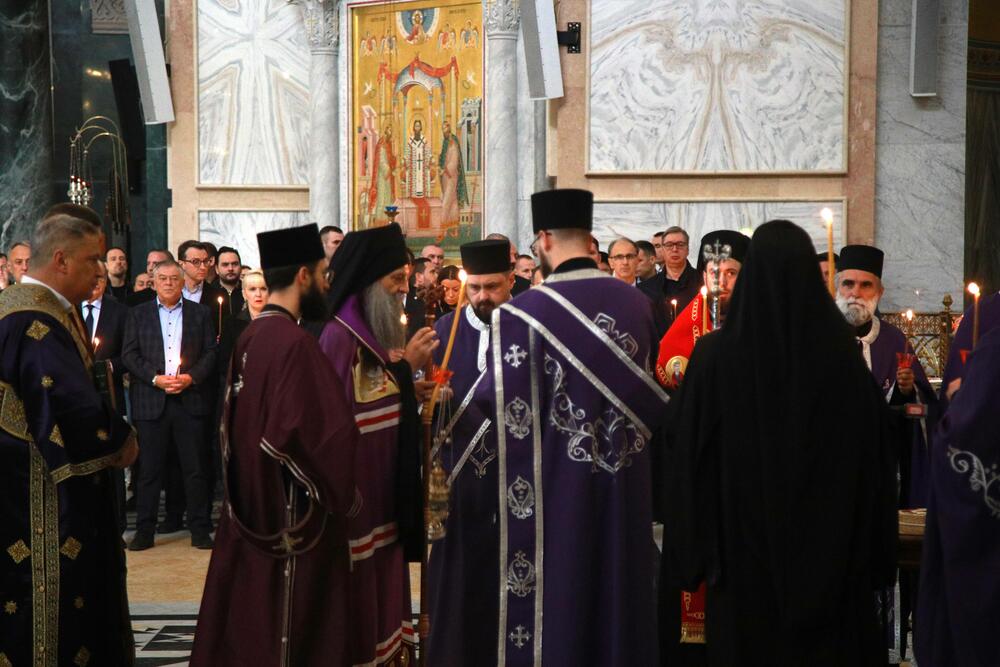 <p>Patrijarh SPC služio parastos za stradale u padu nadstrešnice na novosadskoj željezničkoj stanici</p>