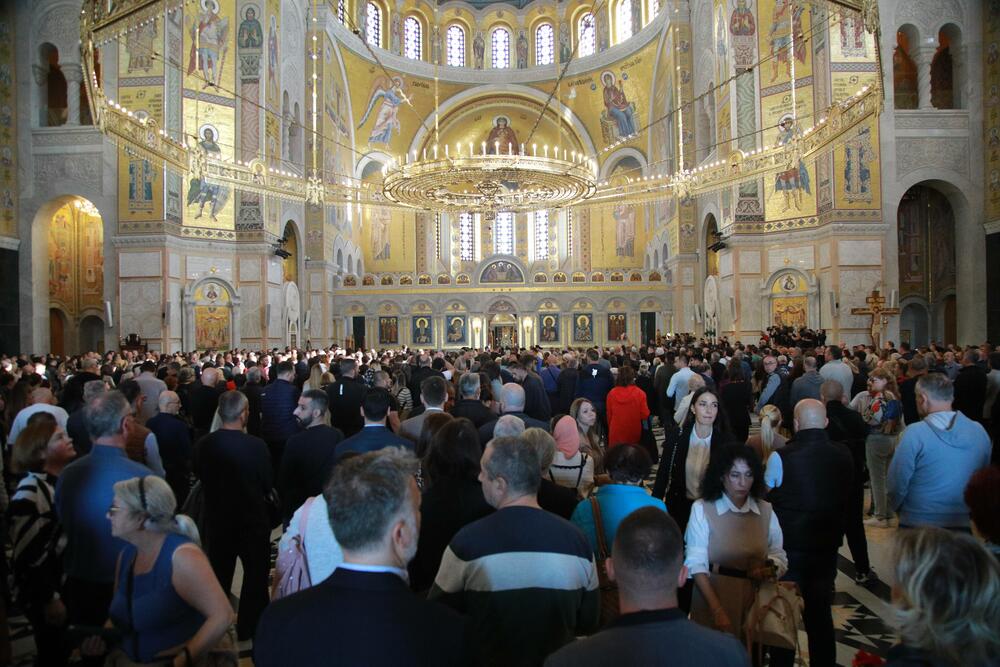 <p>Patrijarh SPC služio parastos za stradale u padu nadstrešnice na novosadskoj željezničkoj stanici</p>