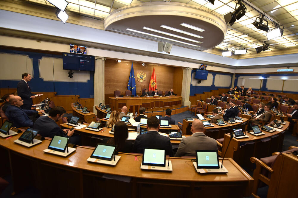 Anđušić: Narušen kvalitet parlamentarizma; Popović: Skupština...