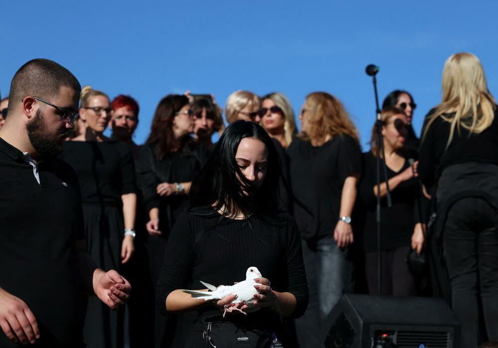 <p>Dok su razvijali transparent, studenti su zapalili baklje na Tvrđavi, javio je reporter agencije Beta</p>