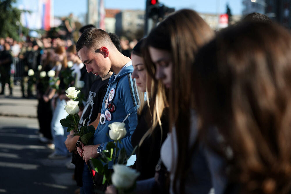 <p>Dok su razvijali transparent, studenti su zapalili baklje na Tvrđavi, javio je reporter agencije Beta</p>