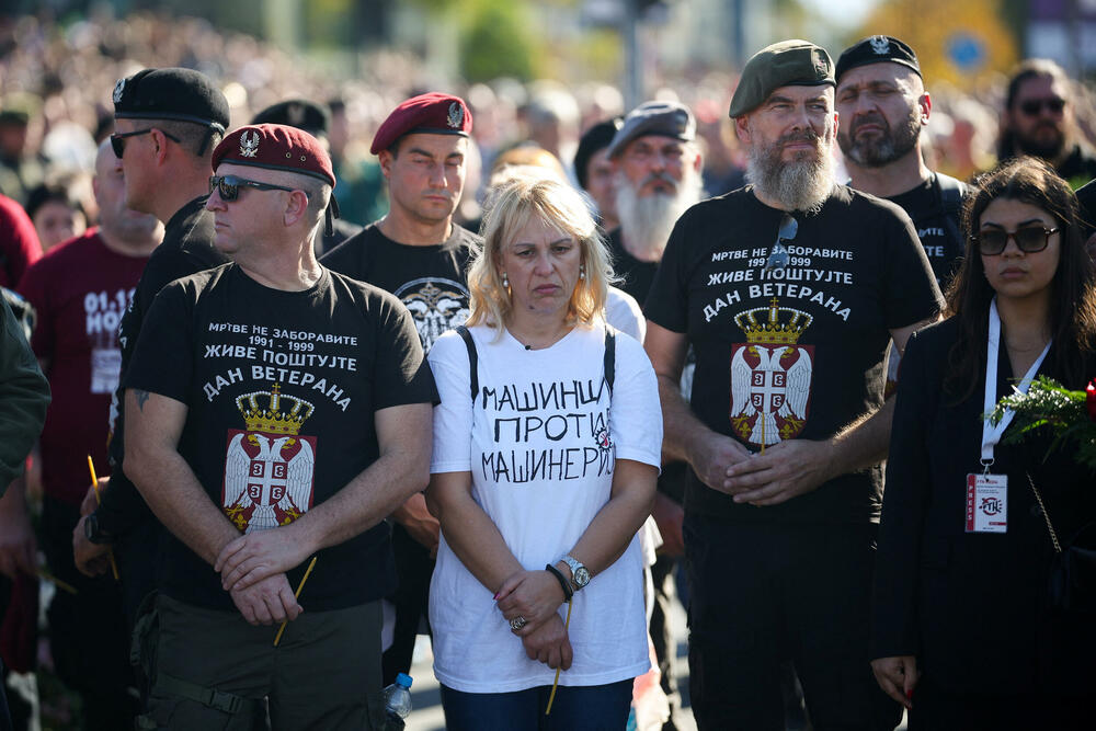 <p>Dok su razvijali transparent, studenti su zapalili baklje na Tvrđavi, javio je reporter agencije Beta</p>