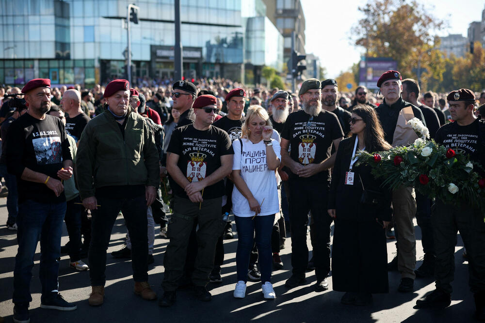 <p>Dok su razvijali transparent, studenti su zapalili baklje na Tvrđavi, javio je reporter agencije Beta</p>
